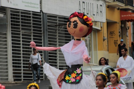 El llamado Desfile de las Flores, integrado por comparsas principalmente de escuelas de danza, recorrió calles del Centro Histórico de Xalapa. Se anuncian más eventos de este tipo los próximos fines de semana.