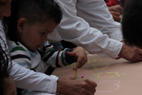 Jóvenes de diversas asociaciones invitaron a los paseantes del parque Juárez de la capital a plasmar en papel sus pensamientos con motivo del Día del Padre y deseos para mejora de Xalapa, como una invitación a expresarse a través del dibujo. 