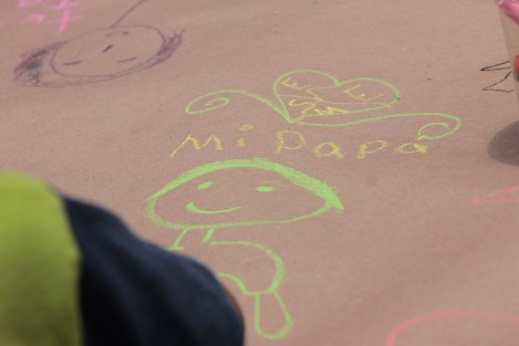 Jóvenes de diversas asociaciones invitaron a los paseantes del parque Juárez de la capital a plasmar en papel sus pensamientos con motivo del Día del Padre y deseos para mejora de Xalapa, como una invitación a expresarse a través del dibujo. 
