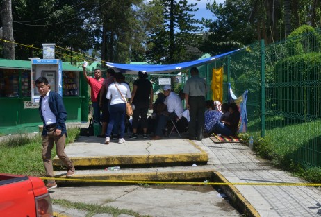 Desde muy temprano, este lunes maestros de educación indígena de varias partes del estado tomaron las instalaciones de la SEV; exigen la destitución de Raúl Pessah M., director de educación indígena en Veracruz. 