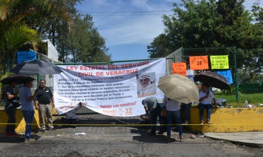 Desde muy temprano, este lunes maestros de educación indígena de varias partes del estado tomaron las instalaciones de la SEV; exigen la destitución de Raúl Pessah M., director de educación indígena en Veracruz. 