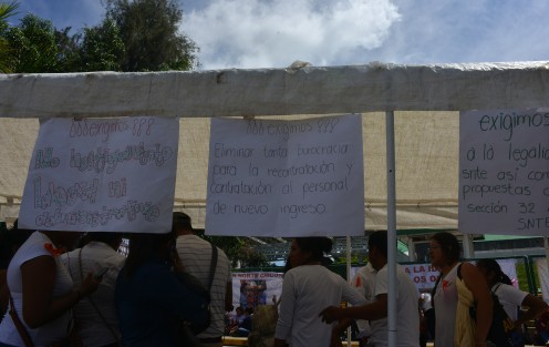 Desde muy temprano, este lunes maestros de educación indígena de varias partes del estado tomaron las instalaciones de la SEV; exigen la destitución de Raúl Pessah M., director de educación indígena en Veracruz. 