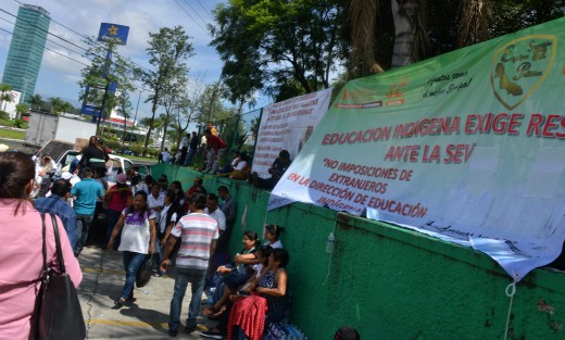 Desde muy temprano, este lunes maestros de educación indígena de varias partes del estado tomaron las instalaciones de la SEV; exigen la destitución de Raúl Pessah M., director de educación indígena en Veracruz. 
