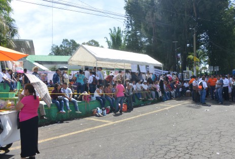 Desde muy temprano, este lunes maestros de educación indígena de varias partes del estado tomaron las instalaciones de la SEV; exigen la destitución de Raúl Pessah M., director de educación indígena en Veracruz. 