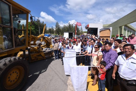 Al dar el banderazo de inicio a la reconstrucción con concreto hidráulico del Boulevard Porfirio Díaz, que une a la carretera Xalapa-Veracruz con la Central de Abasto, el alcalde Américo Zúñiga Martínez reiteró su compromiso de realizar obras de beneficio social, que impulsen el desarrollo de la capital.
