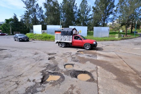 Esta obra, que incluye una inversión de 6.2 millones de pesos provenientes del Fondo para el Fortalecimiento de los Municipios (Fortamun), contempla la introducción de más de 13 mil metros cuadrados de pavimento hidráulico con el sistema whitetopping, que beneficiará de manera directa a más de 35 mil personas y de forma indirecta a toda la población, aclaró.
