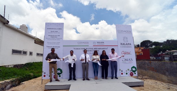 El alcalde Américo Zúñiga Martínez inauguró la primera etapa del colector pluvial Río Misantla que, al conducir 57 mil 200 litros por segundo, beneficia a más de cinco mil habitantes de esta ciudad.
