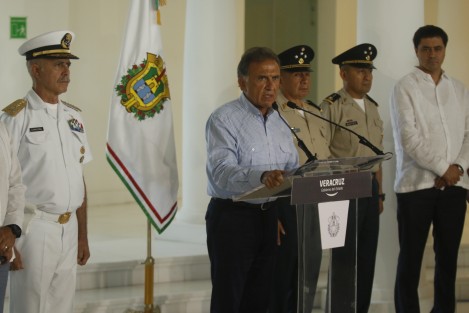 El gobernador del estado, Miguel Ángel Yunes Linares, encabezó la reunión que sostuvo el Grupo de Coordinación Veracruz donde se acordó implementar un nuevo operativo de seguridad a partir del próximo 21 de junio. Esto en las zonas donde se ha incrementado la delincuencia porque estadísticas indican que en los meses de julio y agosto se incrementa la violencia. 
