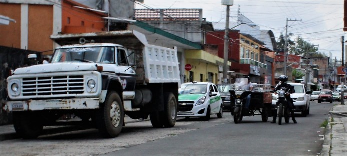 Causal de multa será conducir moto sin casco.  Ya están advertidos.