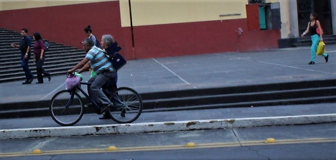 Ciclistas sobre la banqueta, también serán  multados. 