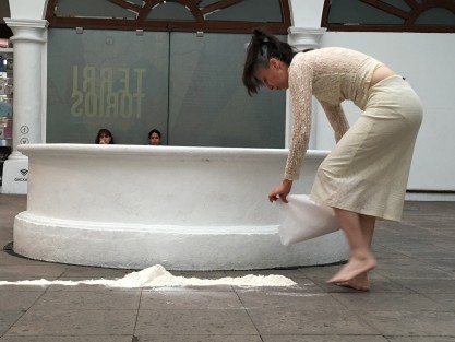 En la Galería de Arte Contemporáneo de Xalapa, se presentó el performance Acción Etérea, con el que Paola Paz celebra 15 años de actividad artística.