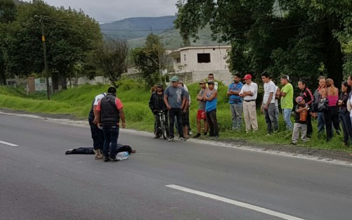 La tarde de este lunes, una persona del sexo masculino cayó herido de muerte sobre la autopista Puebla -Veracruz, luego de que fuera perseguido a pie, por sujetos armados. Al parecer dicha persona, era perseguida, en la localidad los Colorines,municipio de Nogales, cuando llegó a la autopista Puebla -Veracruz, ya no pudo seguir su carrera y ahí fue acribillado.
