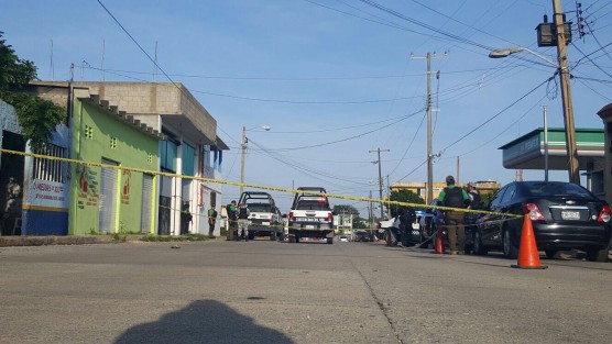 Una pareja fue asesinada la madrugada de este martes en el bar El Refugio, de Coatzacoalcos, Ver., por sujetos armados que ingresaron al lugar. Ambos permanecen en calidad de desconocidos. 