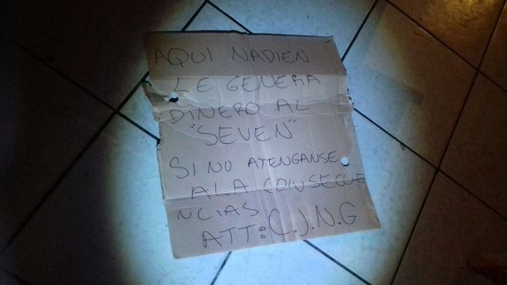 En el lugar les dejaron un pedazo de cartón con un mensaje.