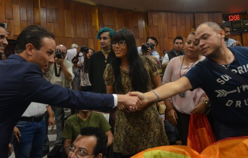 Integrantes de la comunidad lésbico-gay estuvieron presentes en la sesión del Congreso de este martes para apoyar la iniciativa de Ley presentada por la diputada Marijose Gamboa.