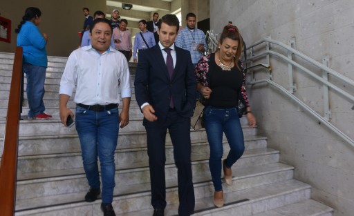 Luego de ser calificado como gay de clóset, el diputado Bingen Rementería salió... a conversar con los colectivos presentes en el Palacio Legislativo para aclararle que todo había sido un malentendido y que está con ellos. 