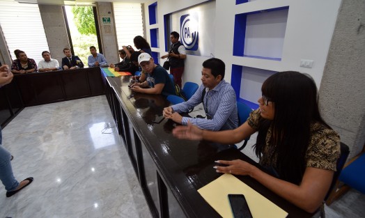 Luego de ser calificado como gay de clóset, el diputado Bingen Rementería salió... a conversar con los colectivos presentes en el Palacio Legislativo para aclararle que todo había sido un malentendido y que está con ellos. 