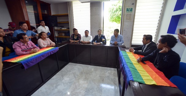Luego de ser calificado como gay de clóset, el diputado Bingen Rementería salió... a conversar con los colectivos presentes en el Palacio Legislativo para aclararle que todo había sido un malentendido y que está con ellos. 
