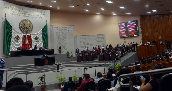 Los diputados (as) de la LXIV Legislatura de Veracruz aprobaron el Dictamen que reforma el artículo 45 de la Ley para la Integración de las Personas con Discapacidad que tiene como propósito ampliar la atribución del actual Consejo Estatal para Personas con Discapacidad, a fin que pueda proponer mecanismos de coordinación entre las instituciones de salud pública, para capacitar y certificar a los familiares de las personas con alguna discapacidad.