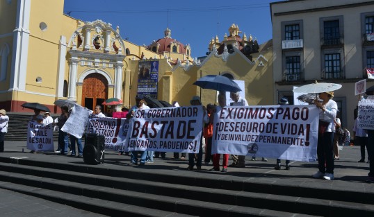 Integrantes de AJUPIV se manifiestan en la Plaza Lerdo y marcharon alrededor del primer cuadro de la ciudad; exigen pago de pensiones. 