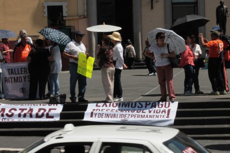 Maestros, personal de serviciosjubilados de la SEV, organizados en la Agrupación Estatal e Jubilados y Pensiondos del ISSSTE en el estado de Veracruz (AJUPIV), exigen el  pago de adeudos en rubros  como: Seguro de vida a familiares de fallecidos, seguros de riesgo por incapacidad, bono anual de jubilados, seguro de retiro de jubilados durante 2015-2016, entre otros. 
