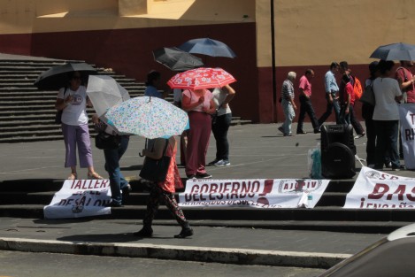 Maestros, personal de serviciosjubilados de la SEV, organizados en la Agrupación Estatal e Jubilados y Pensiondos del ISSSTE en el estado de Veracruz (AJUPIV), exigen el  pago de adeudos en rubros  como: Seguro de vida a familiares de fallecidos, seguros de riesgo por incapacidad, bono anual de jubilados, seguro de retiro de jubilados durante 2015-2016, entre otros.  