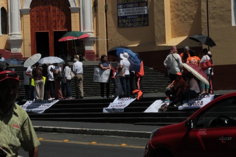 Maestros, personal de serviciosjubilados de la SEV, organizados en la Agrupación Estatal e Jubilados y Pensiondos del ISSSTE en el estado de Veracruz (AJUPIV), exigen el  pago de adeudos en rubros  como: Seguro de vida a familiares de fallecidos, seguros de riesgo por incapacidad, bono anual de jubilados, seguro de retiro de jubilados durante 2015-2016, entre otros.  