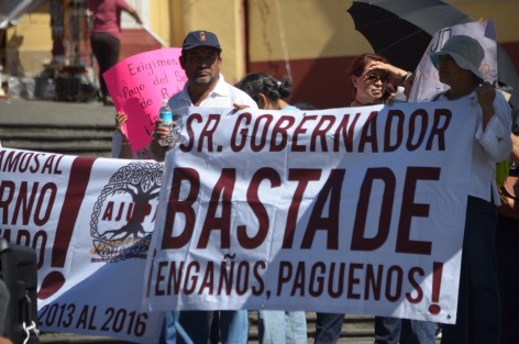 Pensionadoa y jubilados protestaron esta mañana en Plaza Lerdo contra el Gobierno estatal, luego de no recibir pago alguno por parte del IPE, aseguran que el gobierno del cambio fue más de lo mismo.
