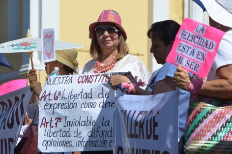 Pensionadoa y jubilados protestaron esta mañana en Plaza Lerdo contra el Gobierno estatal, luego de no recibir pago alguno por parte del IPE, aseguran que el gobierno del cambio fue más de lo mismo.