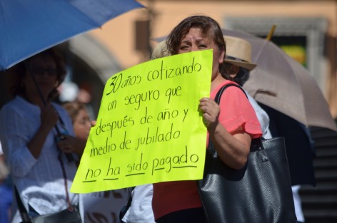 Maestros, personal de serviciosjubilados de la SEV, organizados en la Agrupación Estatal e Jubilados y Pensiondos del ISSSTE en el estado de Veracruz (AJUPIV), exigen el pago de adeudos en rubros como: Seguro de vida a familiares de fallecidos, seguros de riesgo por incapacidad, bono anual de jubilados, seguro de retiro de jubilados durante 2015-2016, entre otros. Aseguran que el gobierno del cambio fue más de lo mismo.