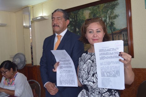 La diputada Eva Cadena en conferencia de prensa acompañada por su abogado, aseguró que el juicio sumario que quieren hacerle tanto por los diputados locales como federales y la FEPADE violenta sus derechos humanos. Pide un trato justo pues no se escuda en el fuero para afrontar sus problemas pero apegado a derecho. 