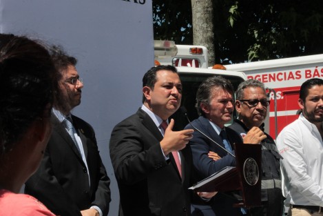 El alcalde de Xalapa, Américo Zúñiga, hizo énfasis en que a pesar de lo malos tiempos en materia económica, en el Ayuntamiento de Xalapa se han logrado realizar obras, algunas como ésta con el apoyo de la sociedad civil. 