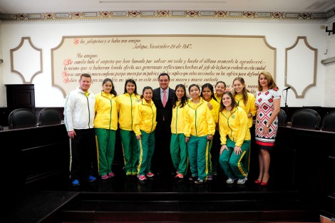 El alcalde Américo Zúñiga Martínez abanderó a las integrantes de la delegación veracruzana femenil de voleibol que participarán en los XVII Juegos Deportivos Nacionales de la Educación Media Superior (Judenems) 2017, a celebrarse en Morelia, Michoacán, del 25 de junio al 2 de julio.
