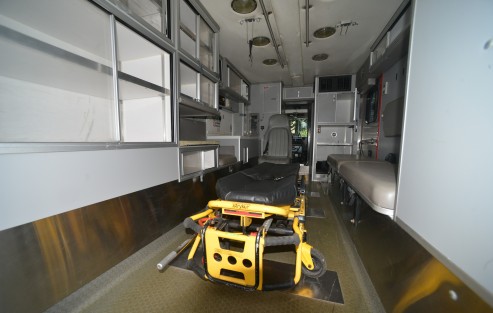 as ambulancias entregadas, modelo 1999, 2000 y 2001, con un valor superior al millón de pesos cada una, están equipadas con todos los aditamentos necesarios para las emergencias