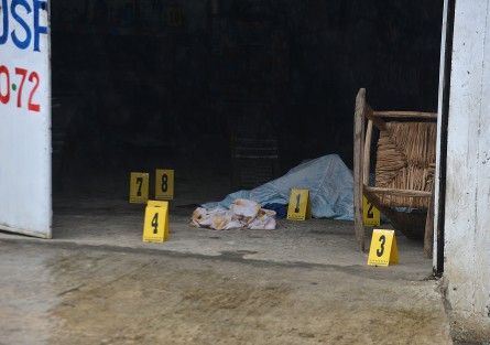 Dos sujetos abordo de una motocicleta mataron a un hombre de un taller de suspensiones que se encuentra en la calle 2 Poniente de la colonia Rafael Hernández Ochoa en Xalapa.