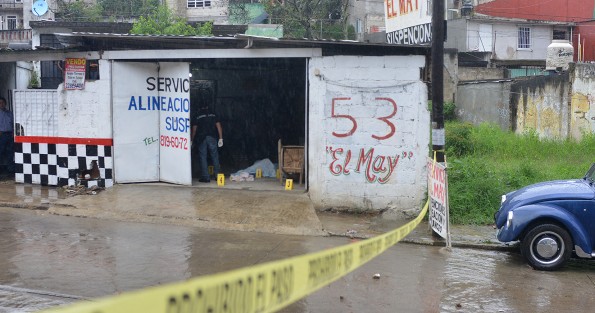 Los hechos ocurrieron alrededor de las 6 de la tarde. Testigos de los hechos dijeron que escucharon los disparos y al asomarse vieron cuando corría uno de los asesinos, al parecer una persona más resultó herida.