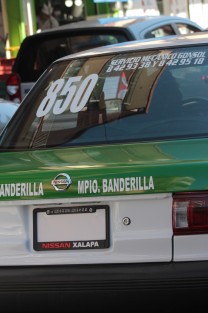 Taxis... o presuntos taxis, circulan en Xalapa sin placas ni permisos visibles. 