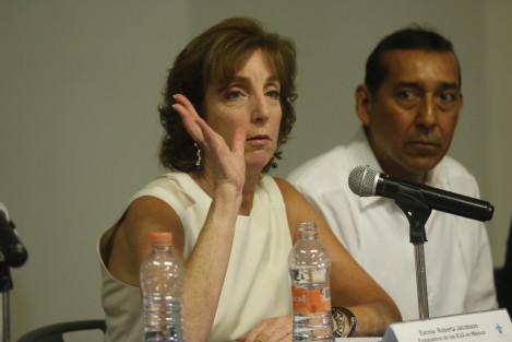 Como insostenible calificó la embajadora de Estados Unidos en México, Roberta Jacobson,  el violento panorama de agresiones a periodistas en Veracruz y en todo el país, lo que ha ocasionado el exilio y la autocensura. La funcionaria estadunidense asistió bajo un fuerte dispositivo de seguridad a la USBI campus Mocambo, para participar en un Panel Sobre la Libertad de Expresión organizado por la Universidad Veracruzana.