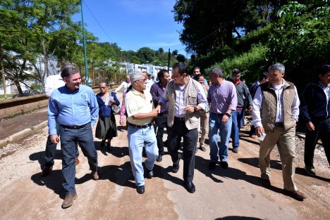Al inaugurar el drenaje pluvial Mercurio y el drenaje sanitario, las guarniciones y banquetas de la calle Prolongación Mercurio, en la colonia Valle del Sol, el alcalde Américo Zúñiga Martínez señaló que estas obras son testimonio de que la unión de esfuerzos puede lograr abatir el rezago en infraestructura. 