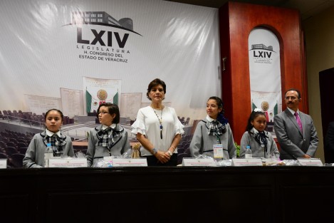 La diputada María Elisa Manterola recibió el Informe de trabajo de las 21 integrantes de la Delegación veracruzana que participó en el Parlamento Infantil de México 2017.