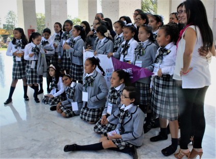 Las 21 integrantes de la Delegación veracruzana que participó en el Parlamento Infantil de México 2017 en febrero pasado, acudieron al palacio Legislativo para entregar a la diputada María Elisa Manterola su Informe de trabajo.