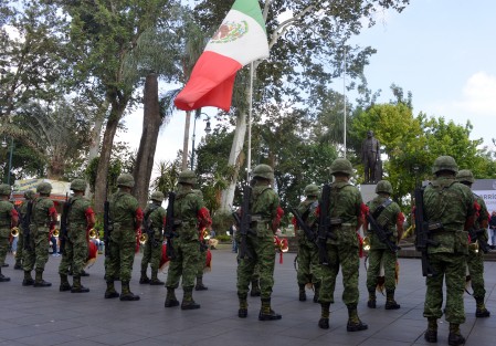 Entre los actos que se mantienen desde hace décadas, el arrío de bandera en el parque Juárez de Xalapa, se realiza cada jueves puntual a las 6 de la tarde. 