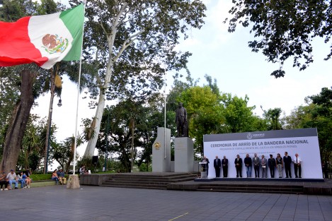 Entre los actos que se mantienen desde hace décadas, el arrío de bandera en el parque Juárez de Xalapa, se realiza cada jueves puntual a las 6 de la tarde. 