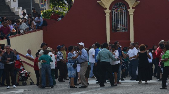 Este jueves el bailongo tocó en la explanada de Xallitic. Aunque muchos desconocen esta tradición, los bailadores, principalmente adultos mayores, siempre saben en dónde será el siguiente; el parque Los Berros o el Centro Recreativo Xalapeño son otros de los sitios en donde se realizan estas actividades. 