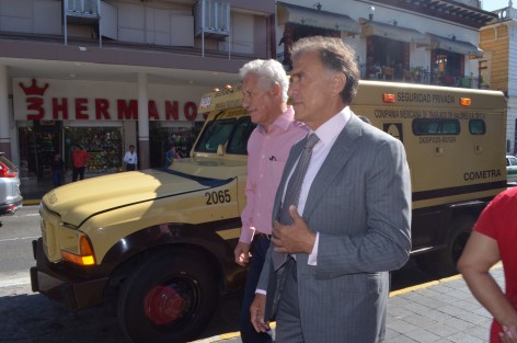 El Gobernandor del estado Miguel Ángel Yunes acompañado por el Secretario de Seguridad, Jaime Téllez Marié, se dieron su baño de pueblo por el centro de la ciudad, eso sí muy vigilados por sus escoltas, para concluir su recorrido en Palacio de Goberno donde se reúne por segundo día con Alcaldes y Secretarios de despacho a puerta cerrada. 