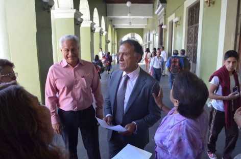 La noche de este jueves en el norte de la entidad, nuevamente fue dejado un cuerpo con una cartulina con amenazas al Secretario de Seguridad Pública, Jaime Téllez Marié, quien este viernes se dio un baño de pueblo con el gobernador Miguel Ángel Yunes.