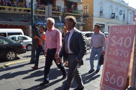La noche de este jueves en el norte de la entidad, nuevamente fue dejado un cuerpo con una cartulina con amenazas al Secretario de Seguridad Pública, Jaime Téllez Marié, quien este viernes se dio un baño de pueblo con el gobernador Miguel Ángel Yunes, previo a la reunión que sostendrían con alcaldes en Palacio de Gobierno.