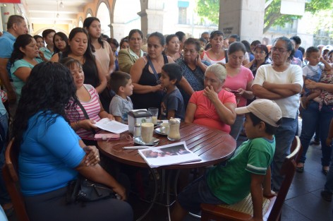 Habitantes del predio El Mango en la ciudad de Xalapa, denunciaron acoso y agresiones por parte de seudo líderes, quienes los han violentado, por lo que han tenido que hacer guardias comunitarias para evitar más confrontaciones .Piden la intervención de las autoridades para evitar una tragedia.