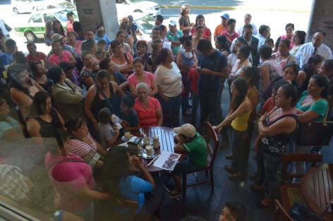 Habitantes del predio El Mango en la ciudad de Xalapa, denunciaron acoso y agresiones por parte de seudo líderes, quienes los han violentado, por lo que han tenido que hacer guardias comunitarias para evitar más confrontaciones .Piden la intervención de las autoridades para evitar una tragedia.