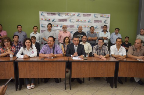 Empresarios adheridos a la Canaco Xalapa, representados por Gerardo Libreros, en conferencia de prensa hicieron un llamado a las autoridades, para reconsiderar la planeación de rehabilitación de la céntrica calle de Enríquez, la cual comenzará el próximo lunes y tardará dos meses, temporada que para los comerciantes es de las más importantes en el año. 